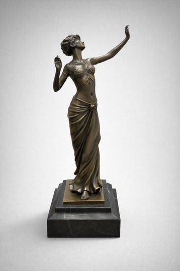 F.Paris - sculptuur, Elegante, sierlijke vrouw - 36 cm -