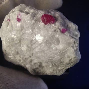122 gram 5,30 cm x 5,20 cm grote robijn Badakhshan /