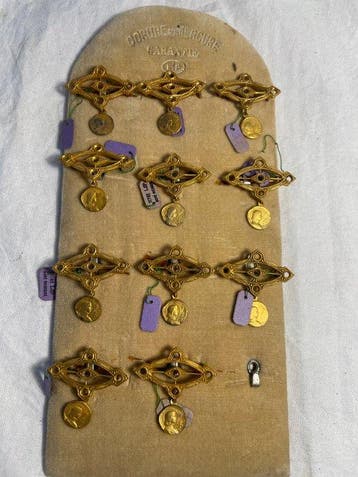 Presentoir van 11 broches medaillon Jeanne dArc -