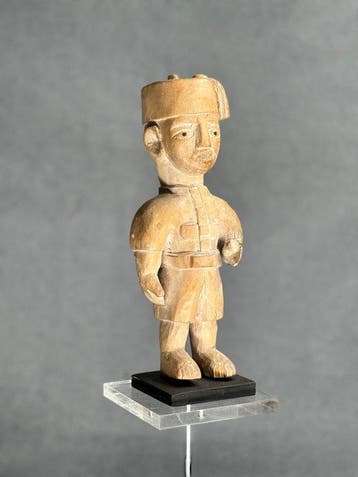 Statuette « colon » – Ewe – Togo / Ghana – hout, pigmenten –