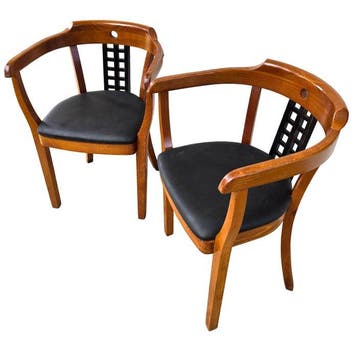Stoel (2) - Beuken - Een paar moderne stoelen.