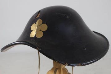 Harnas - Japan - E3-383 Zunari Jingasa met gouden familie