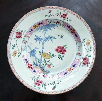 Een prachtige blauw-witte schotel met famille-rose emaille,