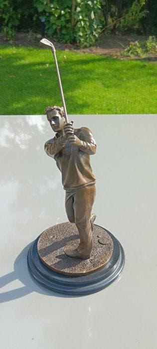 Exclusief bronzen kunstwerk - sculptuur, Golfer op marmeren