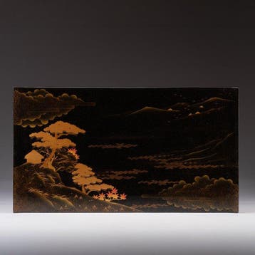 Tafel met hofhoofdekkingen (kanmuri’shoku) - gelakt hout,, Antiek en Kunst