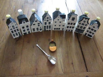 KLM-huisje - Acht KLM huisjes en twee koperen asbakje