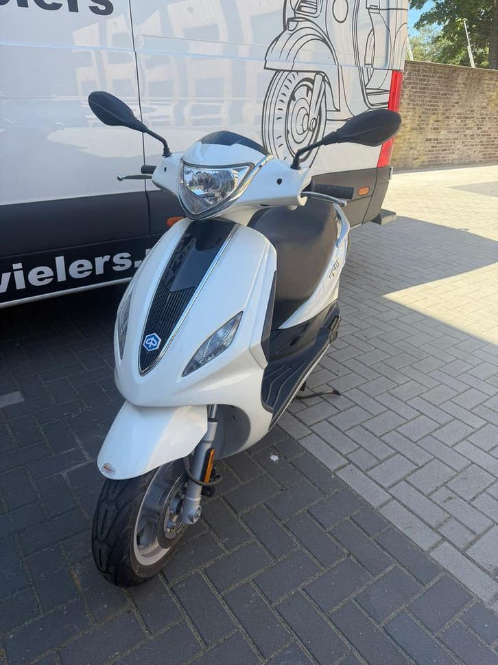 Piaggio fly 2018 4t2v 2770km Wit EERSTE eigenaar, Fietsen en Brommers, Scooters | Piaggio, Fly, Benzine, Zo goed als nieuw, Maximaal 25 km/u