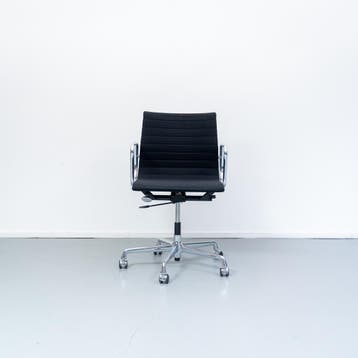 10x Vitra Eames EA 117 Bureaustoel Zwart Hopsak - Chroom, Ophalen of Verzenden, Zo goed als nieuw, Zwart, Bureaustoel