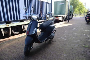 Vespa Sprint 50  2021  MAT ZWART, Overige modellen, Maximaal 45 km/u, Zo goed als nieuw, Benzine