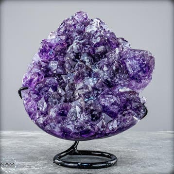 Majestueuze amethist op sokkel – druppelvormige natuurkunst