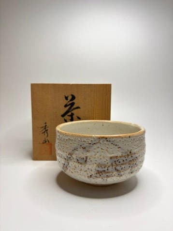 Japanse chawan door Shzan () – wit gespikkeld glazuur –