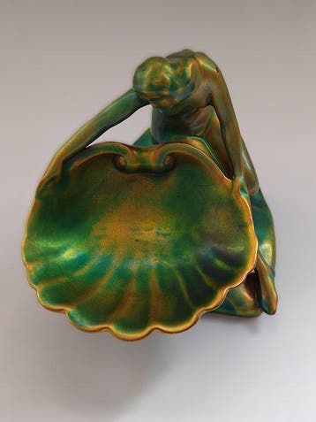 Zsolnay - Beeld, Woman with Shell - Eosin Figurine - 14 cm -, Antiek en Kunst