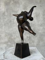 Beeld, NO RESERVE PRICE - Voluptuous Balancing Backbend Lady, Antiek en Kunst