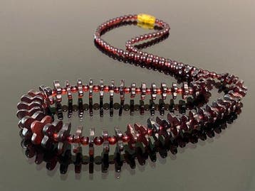 Royal Cherry Clover – Baltisch amber-halsketting met