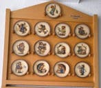 Goebel - Beeldje - Hummel Mini Bordjes met Bijbehorend