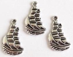 2 x  Antiek zilveren metalen bedel zeilboot 22 mm (Bedels), Ophalen of Verzenden, Nieuw, Bedel