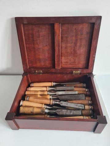 Werkgereedschap - Vintage lot van 19 houtbeitels met houten