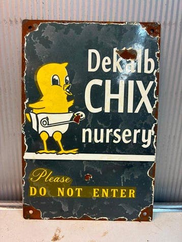 DeKalb Chix Nursery – Emaille Reclamebord met Kuiken -