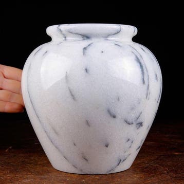 Verfijnde vaas, met de hand gesneden uit wit Carrara-marmer