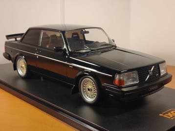 IXO 1:18 - Model sedan - Volvo 240 Turbo Custom Black 1986, Nieuw