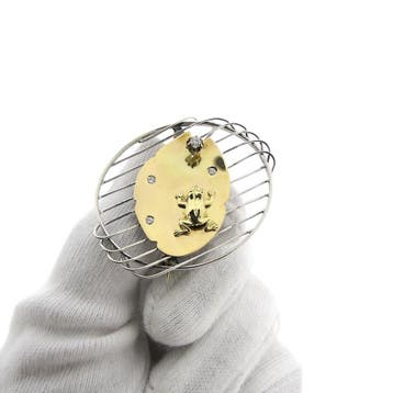 Bicolor gouden broche van een lelie met een kikker en dia..., Gebruikt, Overige kleuren, Ophalen of Verzenden, Met edelsteen