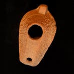 Islamitisch Terracotta olielamp met geometrische decoratie,