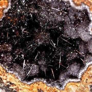 prismatisch-naaldvormige zwarte goethiet in kwartsgeode in, Verzamelen, Mineralen en Fossielen