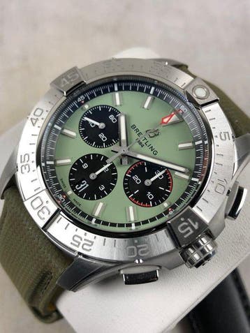 Breitling - Avenger B01 Chronograph 44 - AB0147101L1X1 -, Nieuw