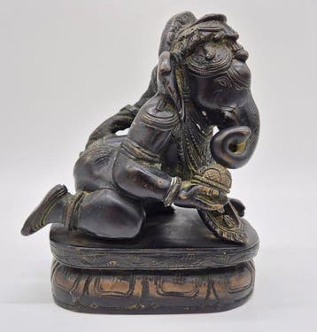 Bronze - sculptuur, Ganesha als Kind mit Süßigkeit - 18 cm -, Antiek en Kunst