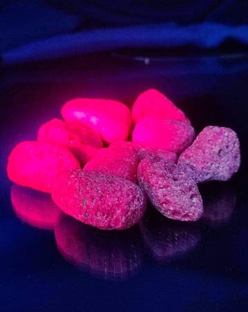 Prachtig en zeldzaam roze korund UV-reaktief Specimens –