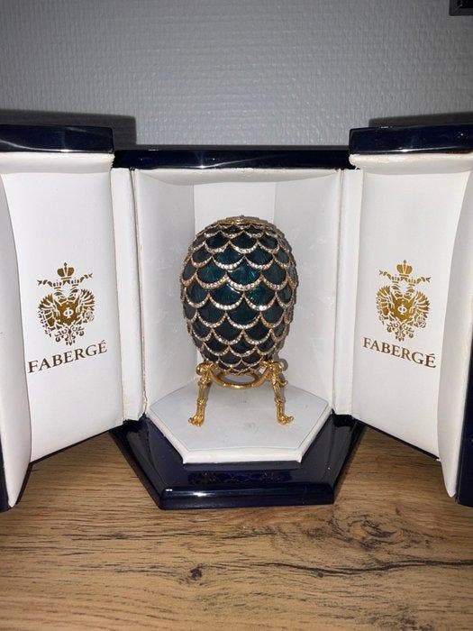 Fabergé ei - Fabergé-stijl - dennenappel-ei - Verguld,, Antiek en Kunst, Curiosa en Brocante