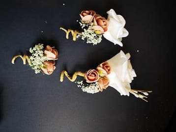 Bruidegomcorsage roos lieke zalm cava creme zand corsage, Ophalen of Verzenden, Nieuw