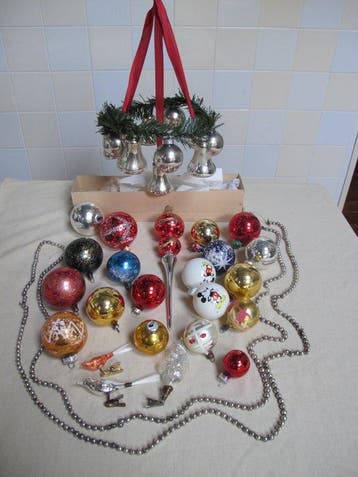 Kerstballen (23) - Grote kerstkrans, kralenketting 260cm., Nieuw