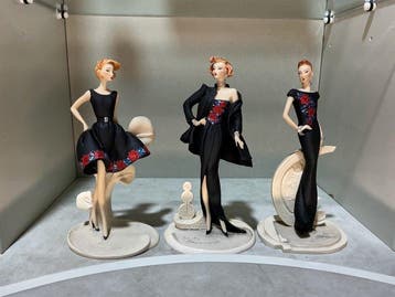 ADL - Beeldje - Donne chic mannequin in abiti eleganti (3) -, Antiek en Kunst