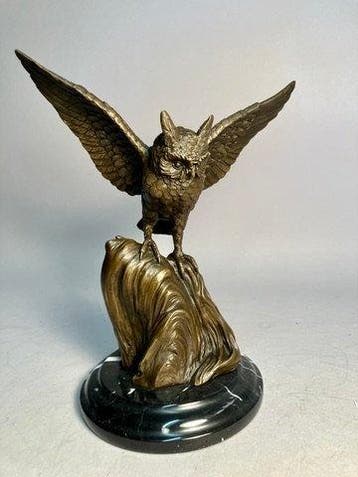 Beeld, Uil spreid zijn zijn vleugels - 23 cm - Brons