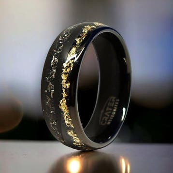 Tungstenring. Inzetten van goud en meteoriet. De energie van