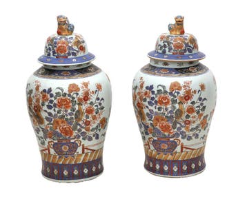 Een paar Imari dekselvazen, Japan, 20e eeuw
