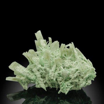 Groen Gras GIPS met atacamiet Kristalcluster - Hoogte: 5.5