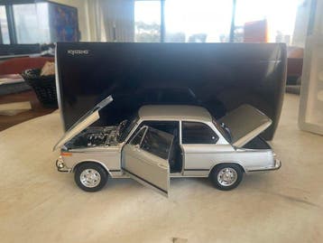Kyosho 1:18 - Modelauto - BMW 2002 tii, Nieuw