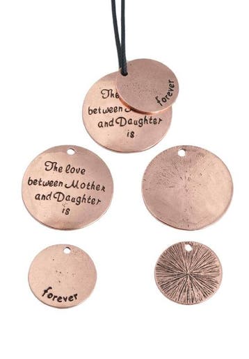 2 x Metalen hangers/bedels met tekst – The love between M., Ophalen of Verzenden, Nieuw, Bedel