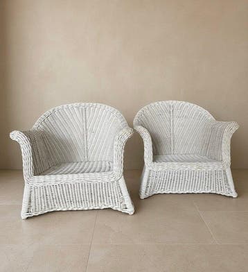 Fauteuil (2) - Set van twee witte rieten fauteuils in Bar