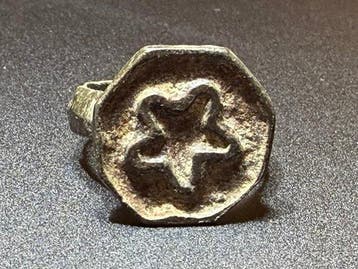 Middeleeuwen, kruisvaardersperiode Brons Symbolische ring, Antiek en Kunst