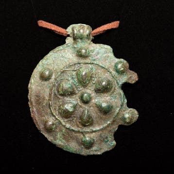Viking periode Brons Round Amulet Pendant with Solar/Rosette