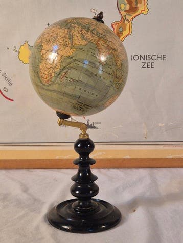 Klein Enrst Schotte Globe Terrestre par Hachette - Globe