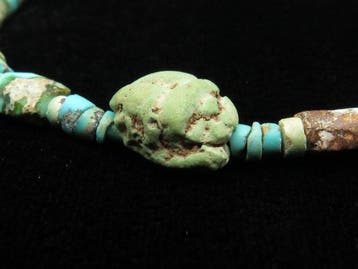 Oud-Egyptisch Armband van turkoois en faience mummiekralen, Sieraden, Tassen en Uiterlijk, Antieke sieraden