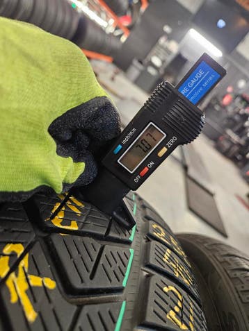 255/40/21 102V PIRELLI WINTERBANDEN 7MM PROFIEL 4X, Ophalen, Gebruikt, 255 mm, Band(en)