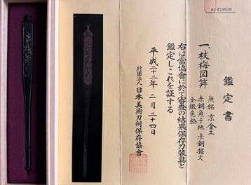 Zeer fijn takje van pruim Kogai - NBTHK-certificaat - Japan