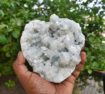 Puntige apophyllietkristallen op chalcedoon-matrix Kristal