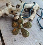 Handgemaakte boho ketting met stalen bloem in roest kleur -, Nieuw