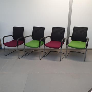 Ahrend vergaderstoel - paarse en groene stof / netweave zwar, Huis en Inrichting, Stoelen, Ophalen of Verzenden, Nieuw